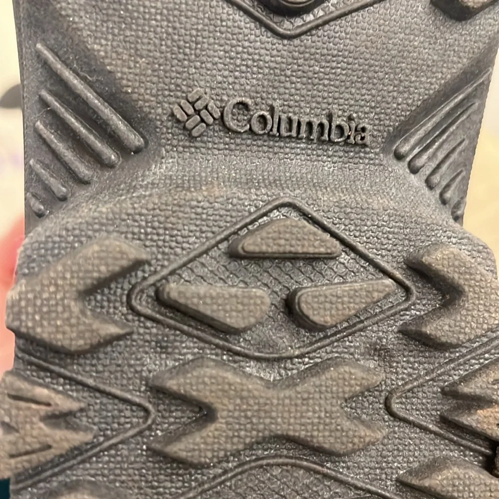 Size 6 Woman’s Columbia snow boot. Like new. Off white and lavender trim. Toggle